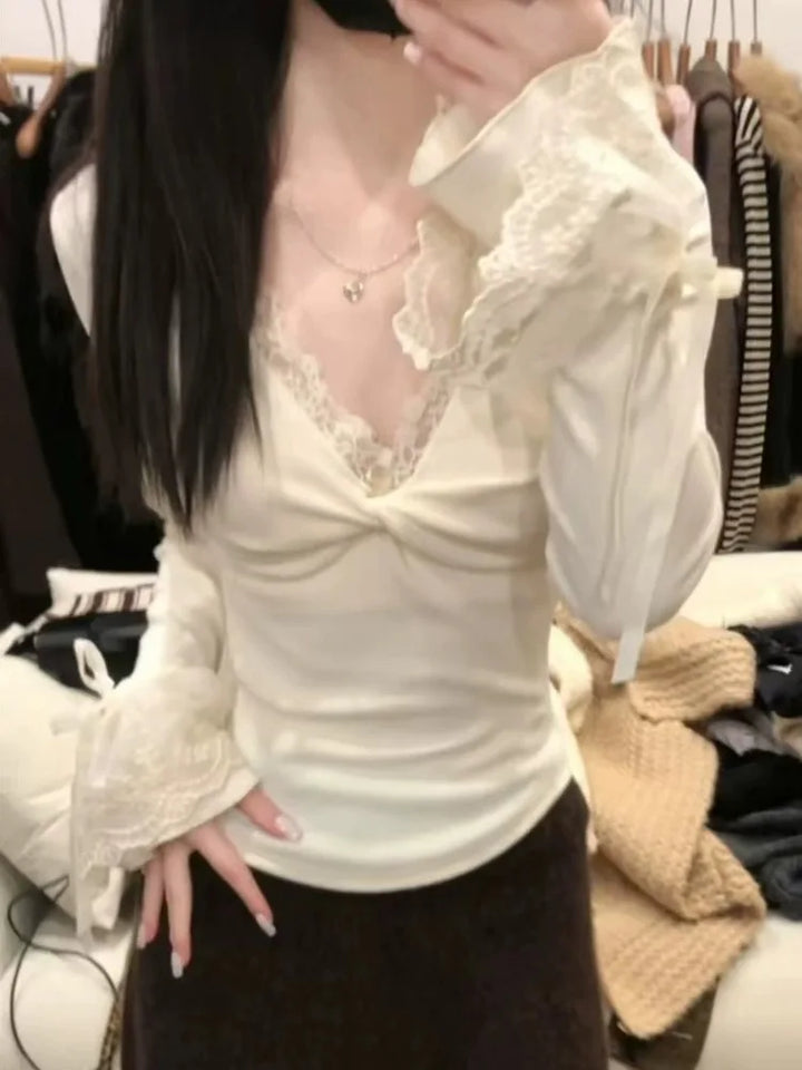 V-neck Button Shoulder Long Sleeved T-shirt for Women with A High-end Feel, Warm Interior, and A Base Top