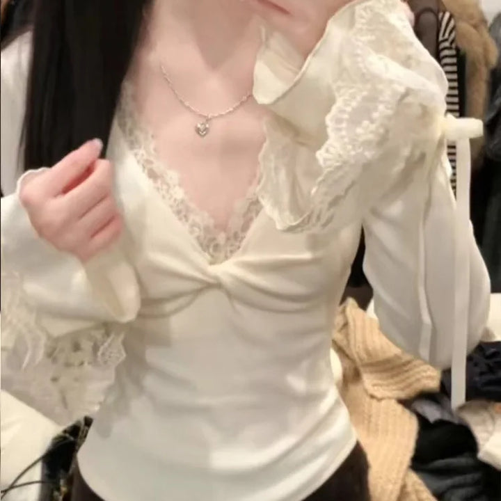 V-neck Button Shoulder Long Sleeved T-shirt for Women with A High-end Feel, Warm Interior, and A Base Top