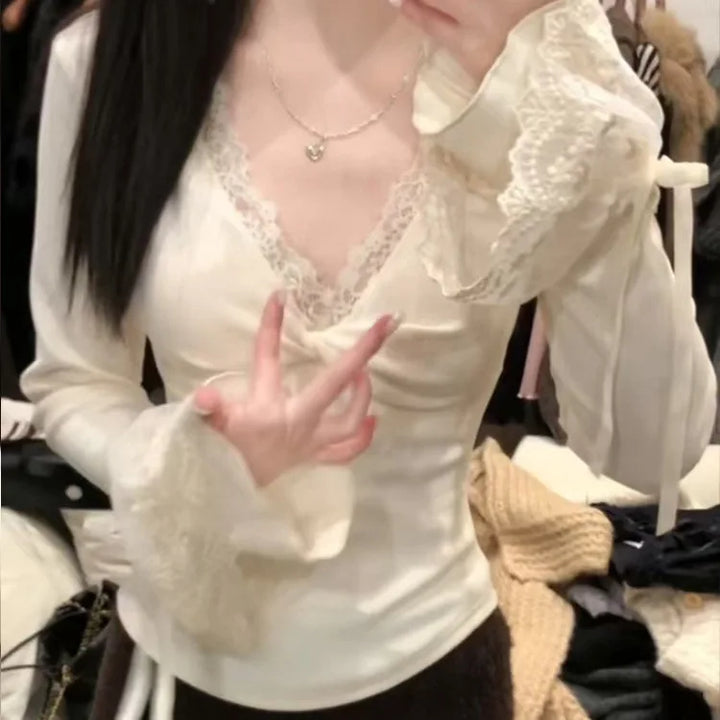 V-neck Button Shoulder Long Sleeved T-shirt for Women with A High-end Feel, Warm Interior, and A Base Top