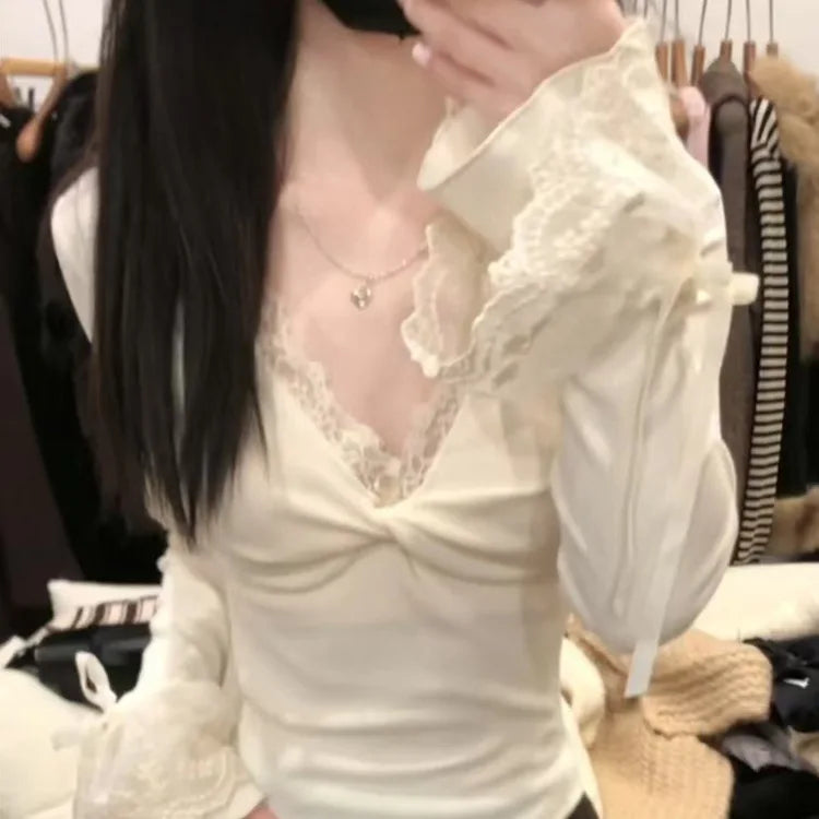 V-neck Button Shoulder Long Sleeved T-shirt for Women with A High-end Feel, Warm Interior, and A Base Top